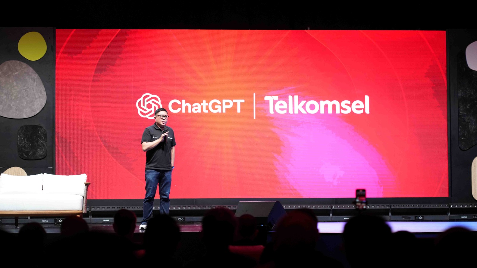 Bersama OpenAI, Telkomsel resmi meluncurkan Paket Bundling Telkomsel x ChatGPT Go di Indonesia — dan ini jadi yang pertama di Asia Tenggara.