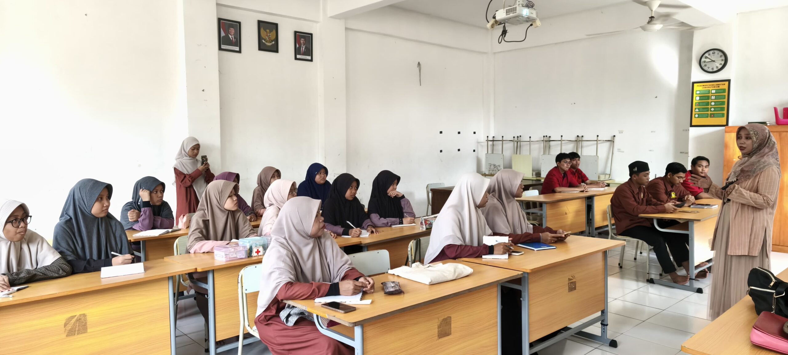 Puskesmas Gunung Sari Ulu Ajak Santri Hidup Sehat Lewat Pembinaan Poskestren di Ponpes Bairuha