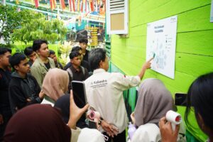 Mahasiswa melakukan observasi langsung di area Program KALIANDRA bersama para pegiat lingkungan.