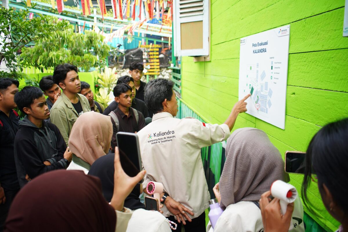 Mahasiswa melakukan observasi langsung di area Program KALIANDRA bersama para pegiat lingkungan.