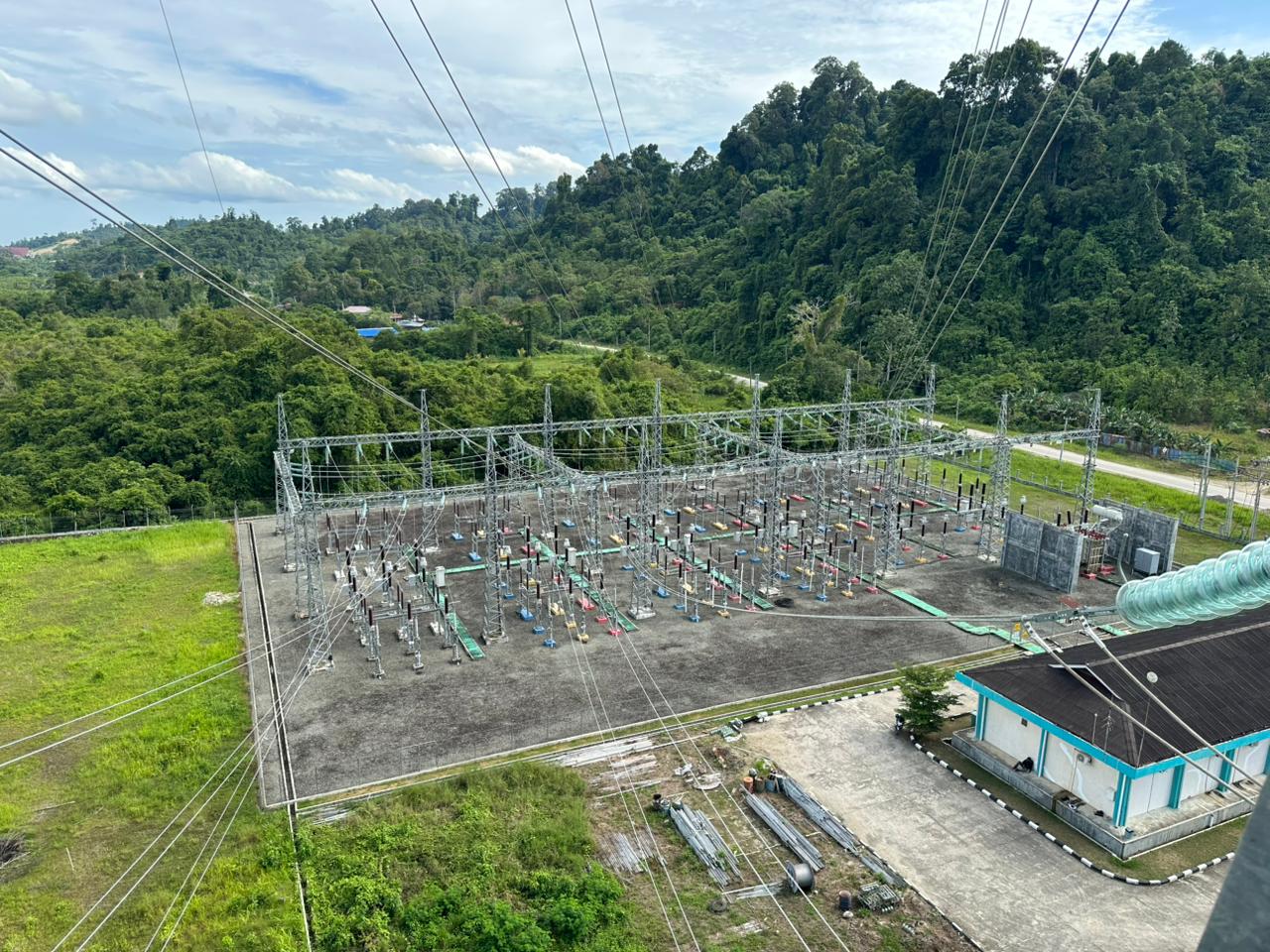 PT PLN (Persero) UIP Kalimantan Bagian Timur resmi menyalakan tegangan pertama (energize) pada jaringan Saluran Udara Tegangan Tinggi (SUTT) 150 kV Tanjung Selor–Tidang Pale, Selasa (25/11/2025).