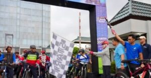 ratusan peserta bersiap mengikuti Sepeda Santai dalam rangka HUT ke-54 Korpri.