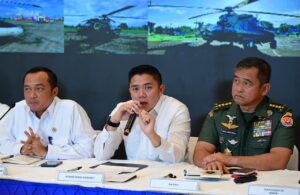 konferensi pers di Posko Terpadu Pangkalan TNI AU Halim Perdanakusuma, Jakarta, Senin (29/12/2025).