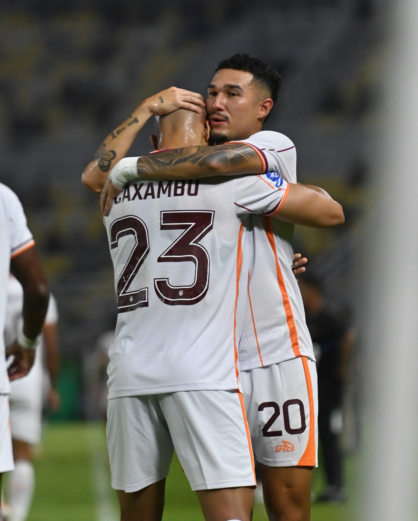 Juan Villa dan Caxambu berpelukan usai mencetak gol pembuka Borneo FC / FB Borneo FC