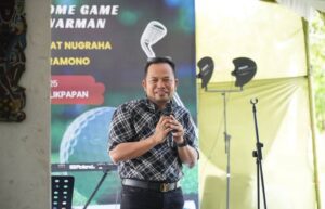 Gubernur Kaltim Rudy Mas'ud saat memberikan sambutan dalam Farewell and Welcome Game Pangdam VI Mulawarman di Balikpapan, Minggu (7/12/2025)