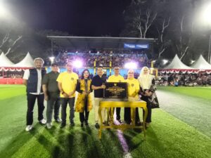 Wali Kota Balikpapan Rahmad Mas'ud saat hadir dalam partai final Turnamen Wali Kota Cup yang mempertemukan PS Balgis dan Delu Dharma Lautan, di Lapangan Sebaru, Sepinggan Baru, Minggu (9/12) malam