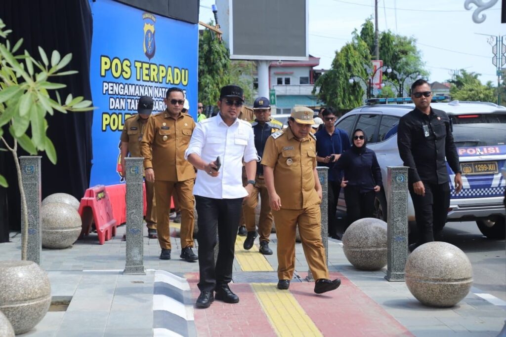 Gubernur Kaltim, Rudy Mas’ud, dan Wakil Gubernur Seno Aji turun langsung meninjau proyek rekonstruksi trotoar dan drainase di Kota Bontang / Pemprov