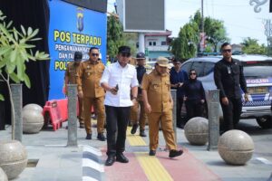Gubernur Kaltim, Rudy Mas’ud, dan Wakil Gubernur Seno Aji turun langsung meninjau proyek rekonstruksi trotoar dan drainase di Kota Bontang / Pemprov