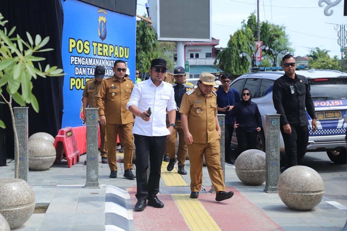 Gubernur Kaltim, Rudy Mas’ud, dan Wakil Gubernur Seno Aji turun langsung meninjau proyek rekonstruksi trotoar dan drainase di Kota Bontang / Pemprov