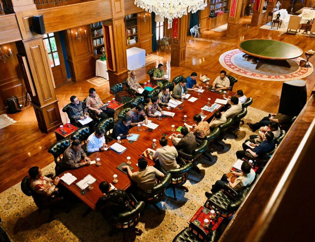 Presiden Prabowo Subianto memanggil sejumlah Menteri Kabinet Merah Putih ke kediaman pribadinya di Hambalang, Jawa Barat, Minggu (14/12/2025) / Sekkab