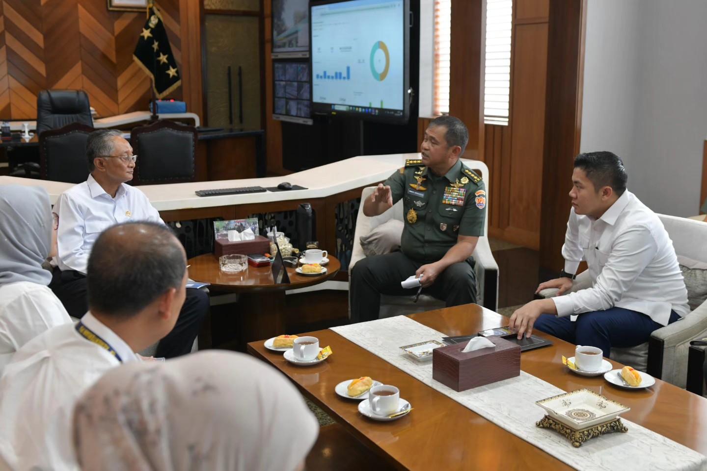 Sekretaris Kabinet Teddy Indra Wijaya menerima kedatangan Menteri Pekerjaan Umum, Dody Hanggodo, di Kantor Sekretariat Kabinet untuk mengecek proses pemulihan dan pembangunan berbagai macam fasilitas pascabencana di Sumatera / Seskab