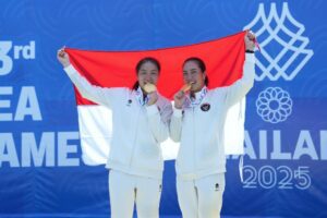 Pasangan Indonesia Aldila Sutjiadi/Janice Tjen berhasil menang atas petenis tuan rumah Patcharin Cheapchandej/Thasasporn Naklo dengan skor 6-2, 6-1 di National Tennis Development Center, Bangkok, Thailand pada Jumat (19/12) pagi.(foto:Herry/kemenpora.go.id)
