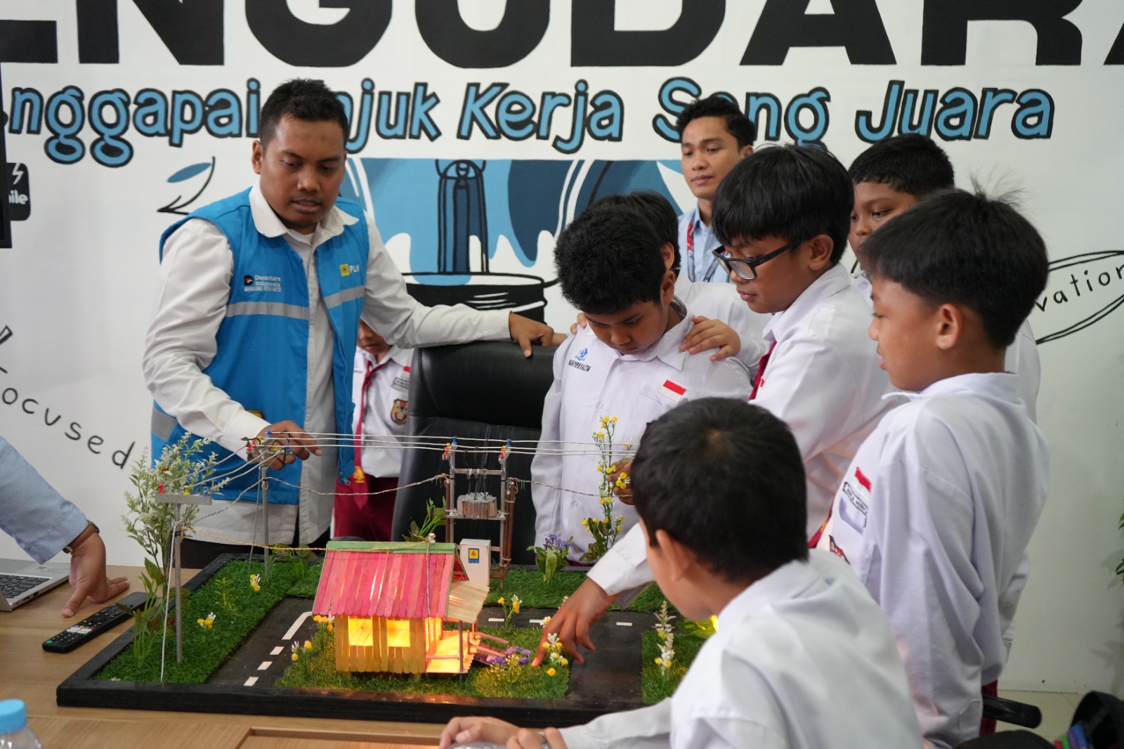 PT PLN (Persero) Unit Induk Distribusi Kaltim dan Kaltara (UID Kaltimra) kembali menggelar edukasi energi dan keselamatan listrik untuk pelajar.