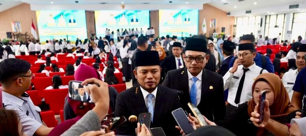 Gubernur Kalimantan Timur, Dr. H. Rudy Mas’ud (Harum), melantik 1.148 ASN Jabatan Fungsional sekaligus menyerahkan SK pengangkatan untuk 2.075 PPPK Tahap II.