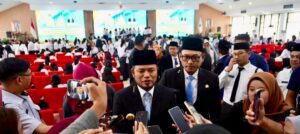 Gubernur Kalimantan Timur, Dr. H. Rudy Mas’ud (Harum), melantik 1.148 ASN Jabatan Fungsional sekaligus menyerahkan SK pengangkatan untuk 2.075 PPPK Tahap II.