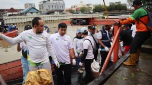 Insan PLN Turun Gunung Bersihkan Sungai Karang Mumus Bareng Wali Kota Samarinda