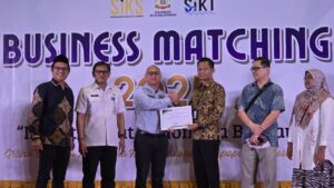 Penyerahan penghargaan kepada PT PLN (Persero) UIP KLT sebagai mitra pendukung pengembangan Industri Kecil dan Menengah (IKM) dalam kegiatan Business Matching Tahun 2025 di Balikpapan.
