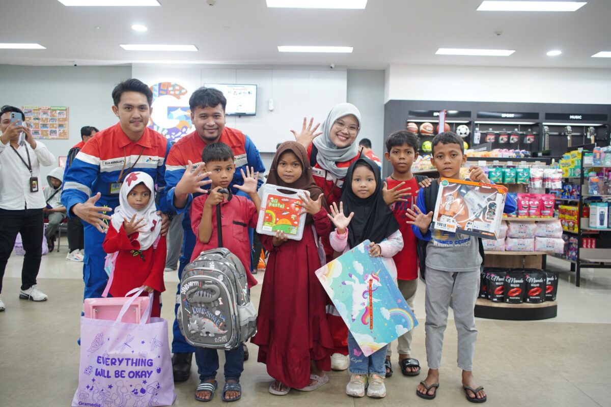 Gandeng Dinsos Balikpapan, Kilang Pertamina Ajak Anak-Anak Belanja Buku dan Tebar Harapan