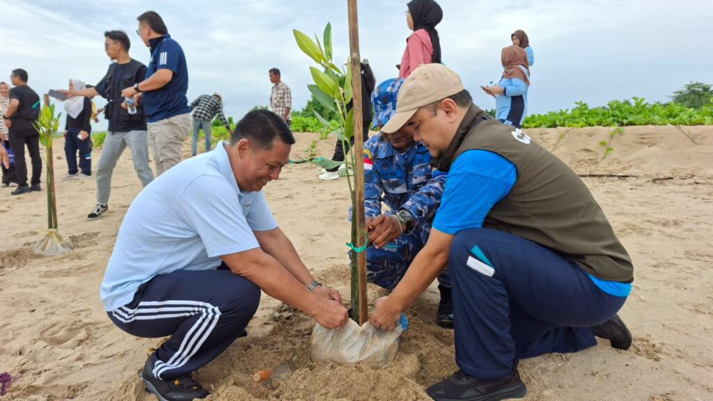 Bandara SAMS Sepinggan Tanam 1.120 Bibit Mangrove