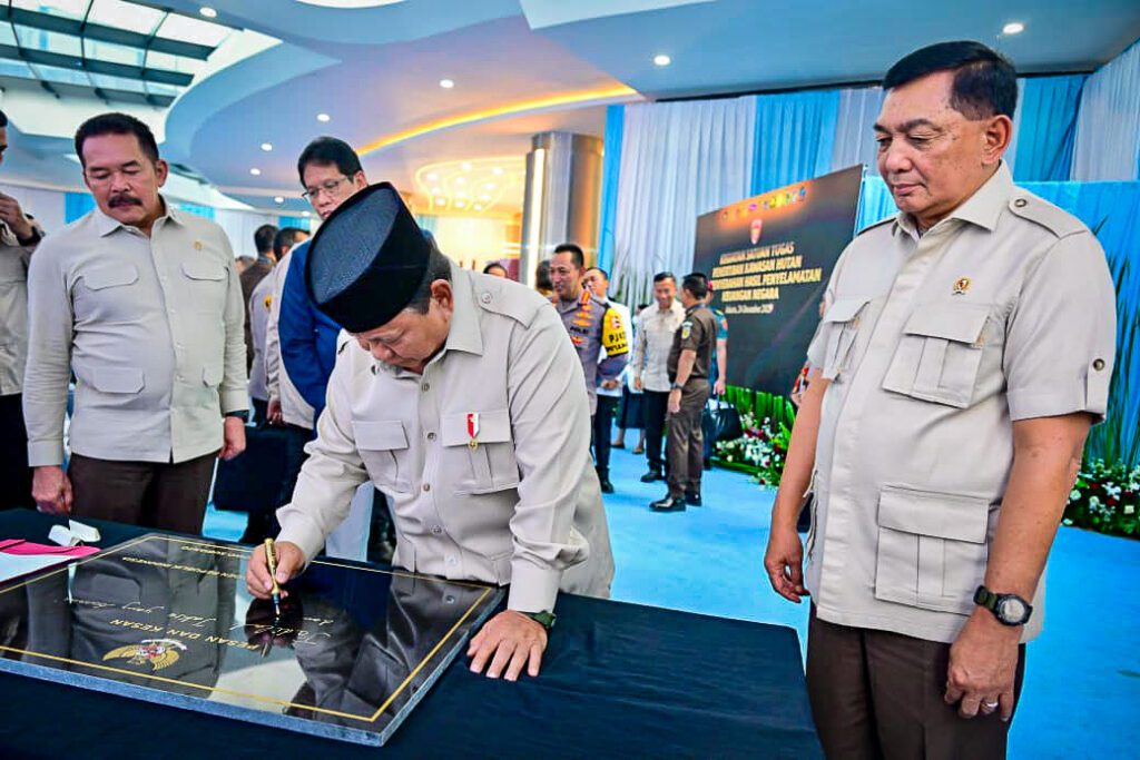 Presiden Prabowo Subianto menuliskan pesan khusus tentang integritas dan keberanian penegak hukum dalam sebuah prasasti di Gedung Utama Kompleks Kejaksaan Agung Republik Indonesia, Jakarta, pada Rabu, 24 Desember 2025. (Foto: BPMI Setpres)