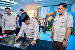 Presiden Prabowo Subianto menuliskan pesan khusus tentang integritas dan keberanian penegak hukum dalam sebuah prasasti di Gedung Utama Kompleks Kejaksaan Agung Republik Indonesia, Jakarta, pada Rabu, 24 Desember 2025. (Foto: BPMI Setpres)