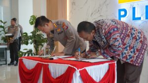 Penandatanganan Perjanjian Kerja Teknis antara PLN UID Kaltimra dan Polda Kalimantan Timur–Kalimantan Utara sebagai penguatan sinergi pengamanan infrastruktur ketenagalistrikan di Kalimantan.