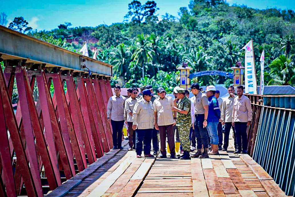 Presiden Prabowo meninjau pembangunan Jembatan Bailey Sungai Garoga yang berlokasi di Kecamatan Batang Toru pada Rabu, 31 Desember 2025. (Foto: BPMI Setpres)