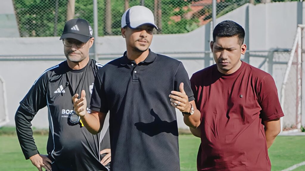 Lucas Dias didampingi pelatih PSM Makassar Tomas Trucha / ileague