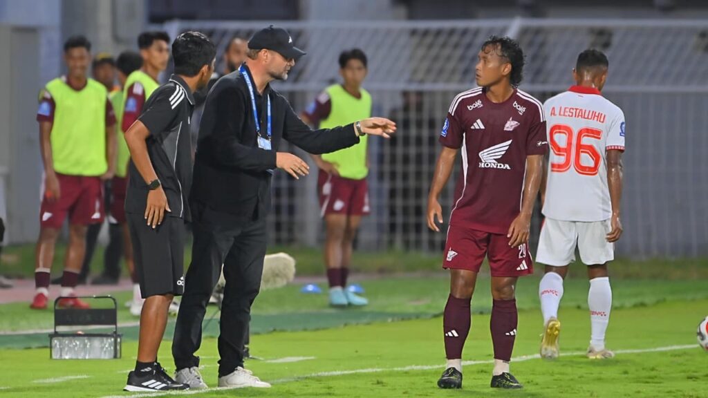 Pelatih PSM Makassar memberikan instruksi ke pemain / ileague