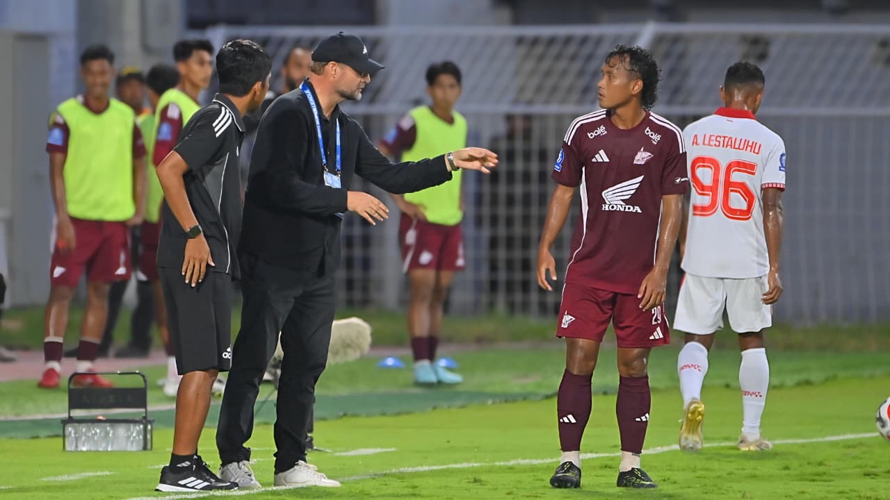 Pelatih PSM Makassar memberikan instruksi ke pemain / ileague