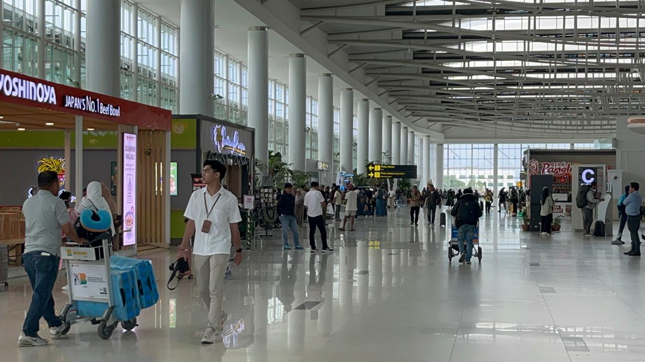 PT Angkasa Pura Indonesia Regional VI menyiapkan sejumlah terobosan pelayanan di Bandara Internasional Sultan Aji Muhammad Sulaiman (SAMS) Sepinggan Balikpapan, dengan fokus pada penanganan keterlambatan penerbangan dan percepatan proses pengambilan bagasi penumpang. (Foto: Samsul/Inibalikpapan)