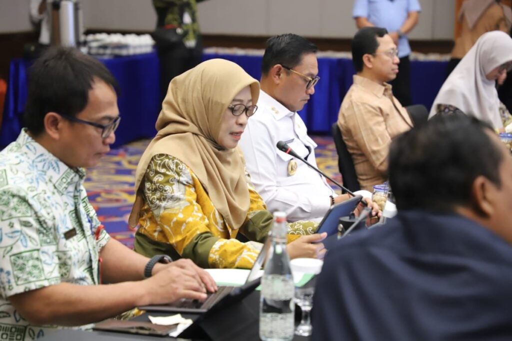 High Level Meeting (HLM) Tim Pengendalian Inflasi Daerah (TPID) dan Tim Percepatan dan Perluasan Digitalisasi Daerah (TP2DD) yang digelar di Ruang Maratua, Kantor Perwakilan BI Kalimantan Timur, Kamis (18/12/2025). / Pemprov