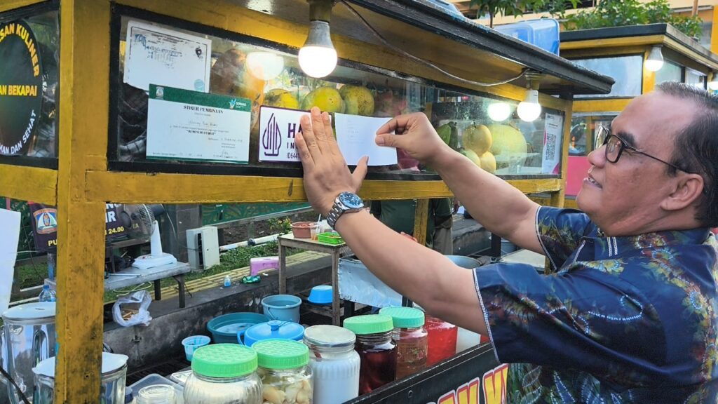 Wakil Wali Kota Balikpapan, Bagus Susetyo saat memasang stiker Zona Khas Taman Bekapai