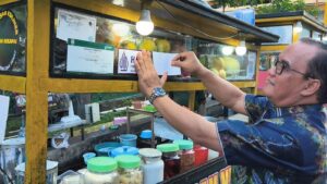 Wakil Wali Kota Balikpapan, Bagus Susetyo saat memasang stiker Zona Khas Taman Bekapai