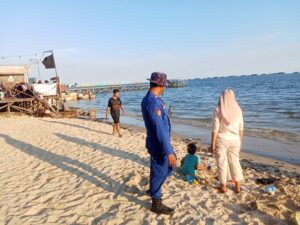Pantai Menpora, kawasan Kilang Mandiri, yang menjadi destinasi favorit warga saat akhir pekan dan musim liburan.