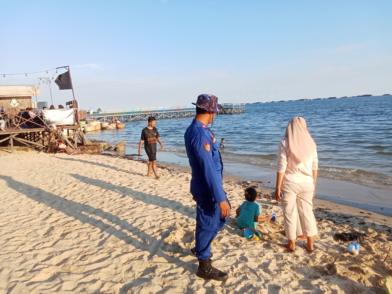 Pantai Menpora, kawasan Kilang Mandiri, yang menjadi destinasi favorit warga saat akhir pekan dan musim liburan.