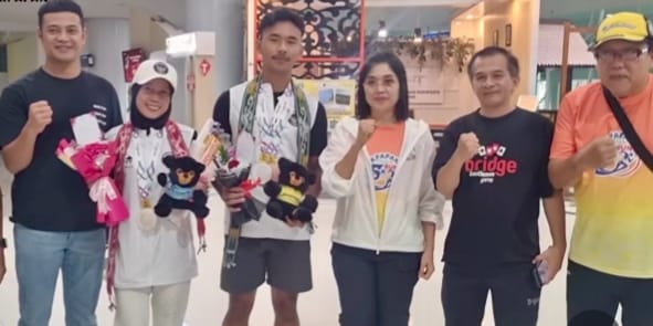 Kepala Dinas Pemuda, Olahraga, dan Pariwisata (Disporapar) Kota Balikpapan Ratih Kusuma, didampingi jajaran Pengurus KONI menyambut Nur Annisa, peraih medali perak, serta Ahmad Fahrizal yang menyumbangkan satu medali perak dan satu perunggu untuk Kontingen Indonesia.
