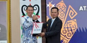 Kepala BPK Perwakilan Kaltim, Mochammad Suharyanto menyerahkan Laporan Hasil Pemeriksaan (LHP) Kinerja dan Kepatuhan Semester II Tahun 2025