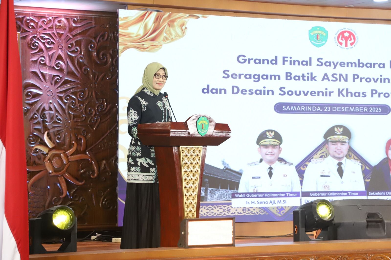 Sekda Sri Wahyuni memberikan arahan dalam acara Grand Final Sayembara Desain Batik ASN dan Souvenir Khas Kaltim di Ruang Ruhui Rahayu Kantor Gubernur Kaltim, Selasa (23/12/2025). / Pemprov
