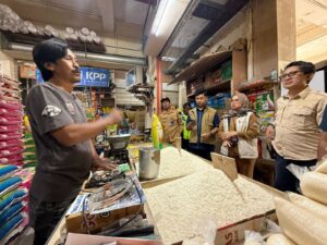 Tim gabungan mengecek harga di pasar tradisional Balikpapan