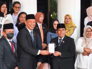 Agus Budi dan muhaimin saat serahterima jabatan