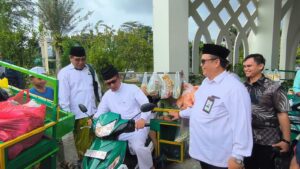 Wali Kota Balikpapan Rahmad Mas'ud sedang mencoba bantuan motor untuk pedagang keliling didampingi Ketua Baznas Kota Balikpapan Abdul Rosyid Bustomi