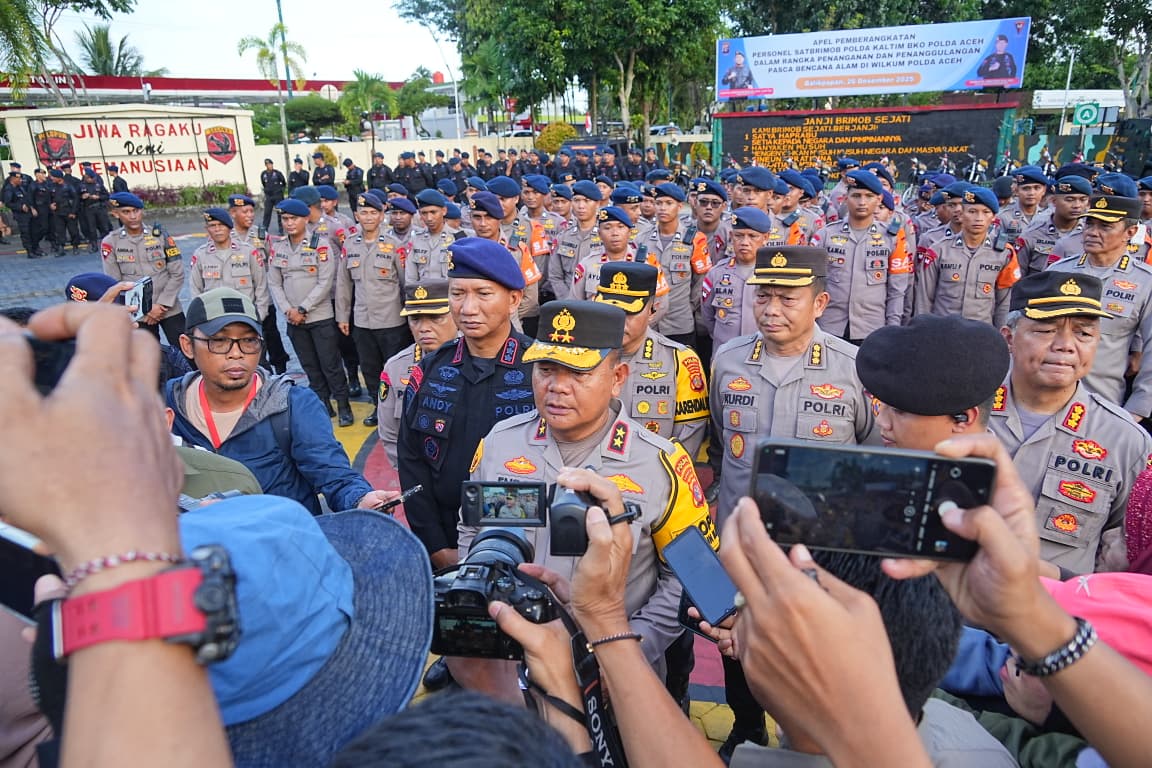 Kapolda Kaltim Irjen Pol Endar Priantoro usai memimpin Apel Pemberangkatan di Lapangan Mako Sat Brimob,, Jumat sore (26/12/2025),