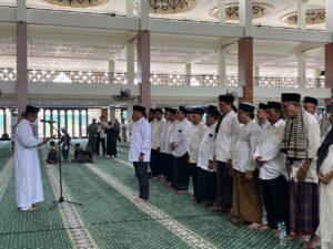 Wali Kota Rahmad Mas'ud saat mengukuhkan Pengurus Balikpapan Islamic Center Periode 2025-2030