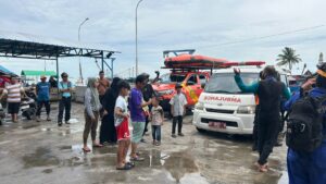 Tim gabungan saat melakukan evakuasi korban di Teluk Balikpapan