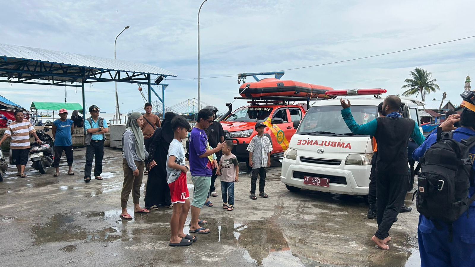 Tim gabungan saat melakukan evakuasi korban di Teluk Balikpapan