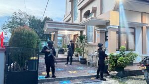 Satuan Brimob Polda Kalimantan Timur (Kaltim) bergerak sigap melakukan sterilisasi menyeluruh di sejumlah gereja besar di Balikpapan, Rabu malam (31/12/2025