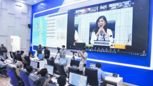 Menkomdigi Meutya Hafid memberikan arahan saat memimpin rapat monitoring Posko Nataru di Pusat Monitoring Telekomunikasi, Kantor Kementerian Komdigi, Jakarta Pusat, Selasa (30/12/2025). Foto: Ardi W/Komdigi