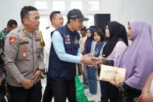 Kementerian Sosial menyalurkan santunan kepada ahli waris korban meninggal dunia akibat banjir dan longsor yang melanda Kota Sibolga, Sumatera Utara / Kemensos