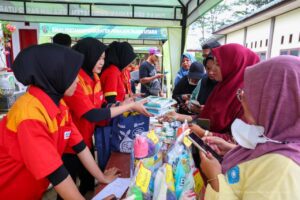 Masyarakat secara antusias mengikuti program Gerakan Pangan Murah yang diadakan oleh Otorita IKN bersama BI, Disperindag Kabupaten PPU, serta sejumlah mitra usaha lainnya di Kantor Desa Bukit Raya, Kecamatan Sepaku, pada Jumat (12/12/2025). / Humas Otorita IKN